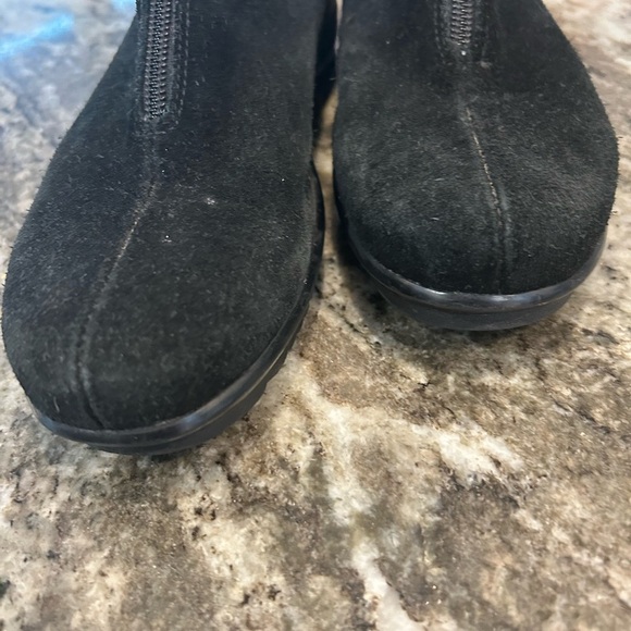 La CANADIENNE Black suede Ankle Boot, 6.5, soft lining. Has wear/stains but GUC - Picture 3 of 11